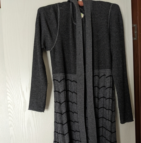 Gorgeous Sweater With Hood - Picture 1 of 10